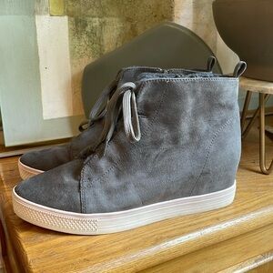 👗 Susina gray, vegan suede and Sherpa hidden platform sneakers